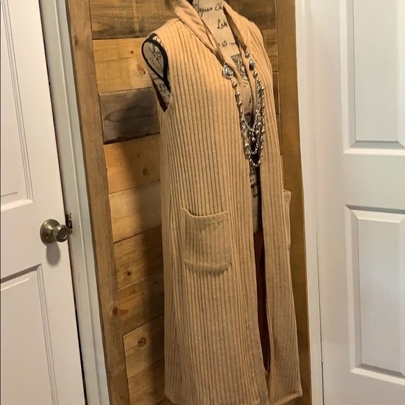 Beautiful cardigan size S,,, come withthe necklace - Picture 2 of 7